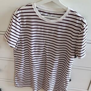 GAP Everyday Soft men’s White and Maroon Striped 100% cotton Tee size M crewneck